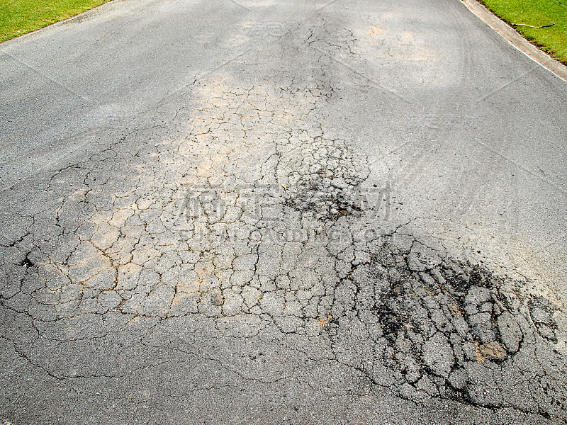 有裂缝的沥青道路