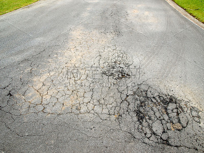 有裂缝的沥青道路