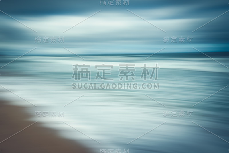 抽象的海景。海滩上的蓝色时光。模糊平移运动，线条艺术，蓝色