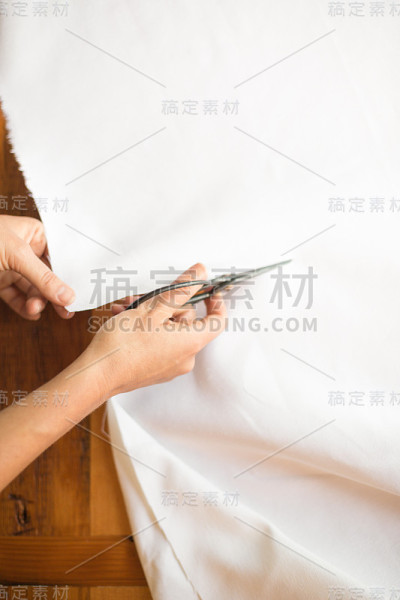 剪一块布