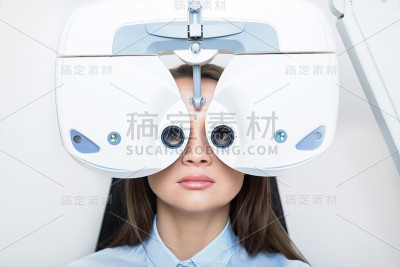 病人，用光镜检查视力