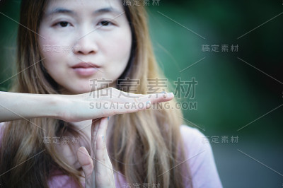 亚洲女子示意双手停止超时