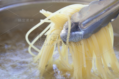 将意大利面条放入锅中煮沸
