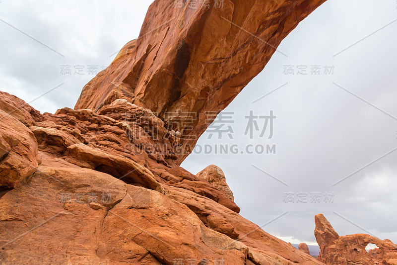 在犹他州的沙漠，拱门国家公园，戏剧性的暴风雨云和降雨，在秋天