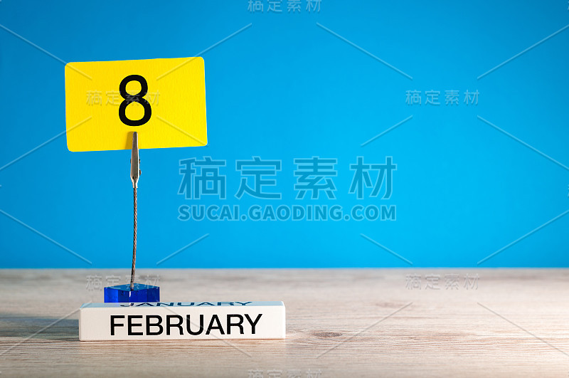 2月8日。2月8日，日历上的小标签在蓝色的背景。冬天的时间。空白的文本空间，模型