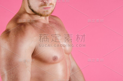 年轻迷人的健美运动员。