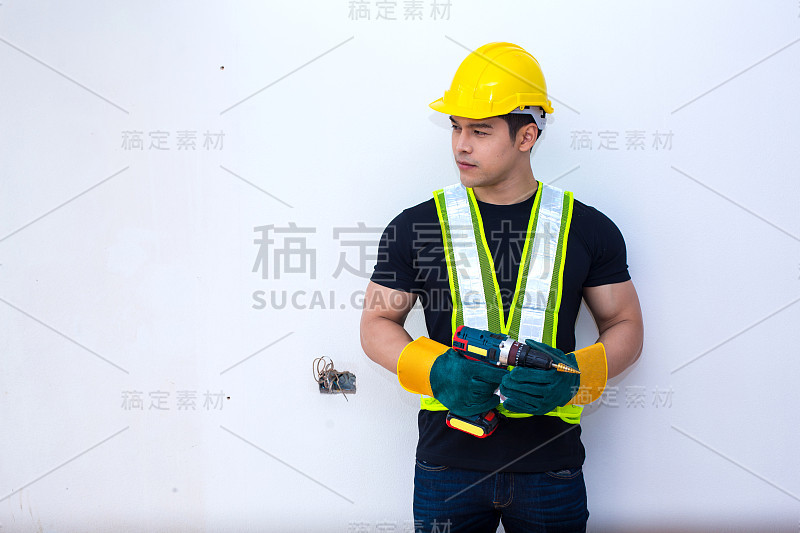 工程师或建筑师在建造房屋或建筑物时检查建筑和材料的质量。