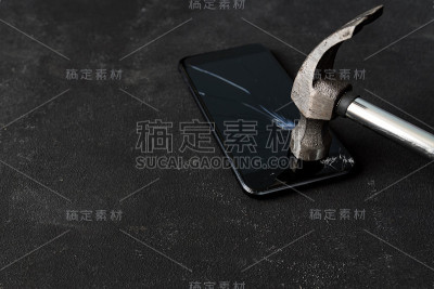 破碎的智能手机，破碎的屏幕和铁悍马。本空间