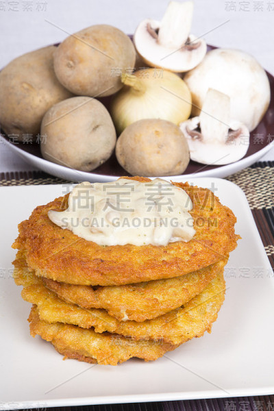 土豆煎饼配蘑菇酱