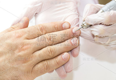 男修指甲的过程