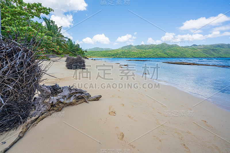 林孔海滩上令人惊叹的沙滩、湛蓝的天空和蓝绿色的海洋