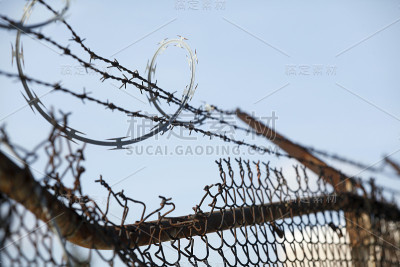 带刺铁丝围栏弯曲变形
