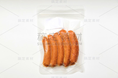 真空包装的鸡肉香肠在白色背景上隔离。