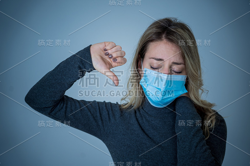 悲伤沮丧和担心的女人与医疗口罩感到心烦，痛苦和生病。年轻的孤独女子因冠状病毒感染的抑郁而哭泣。心理健