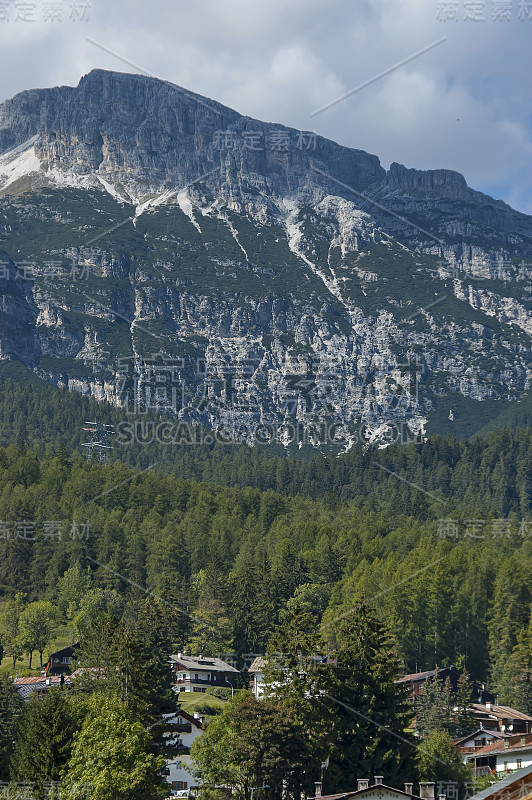 秋季corso Italia，在科尔蒂纳d'Ampezzo镇的住宅区与山，白云石，阿尔卑斯山，威尼托