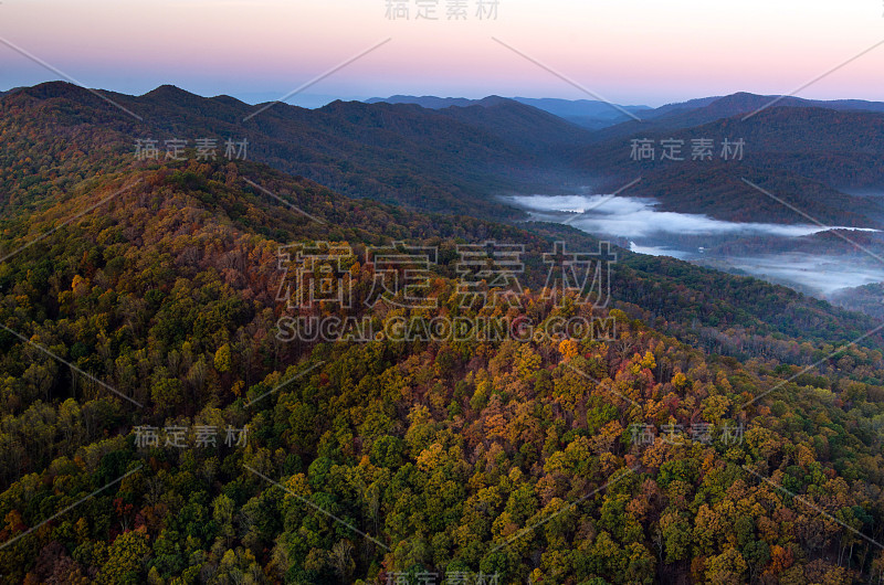 秋日从顶峰升起