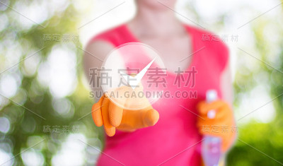 清洁女工打扫完了。
