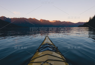 傍晚日落时在湖上或海上划皮艇