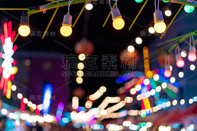 当地夜市上五颜六色的散焦灯