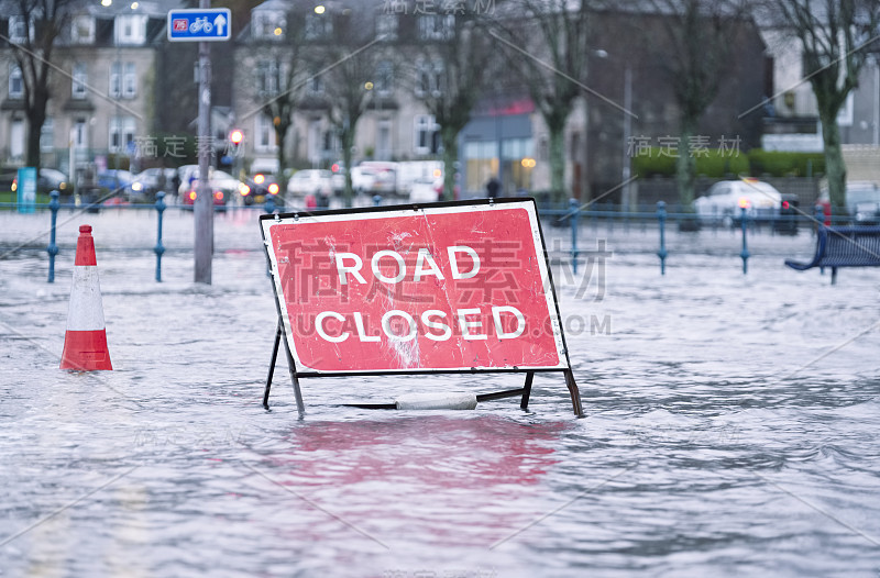 英国遭遇极端暴雨天气，道路积水关闭标志