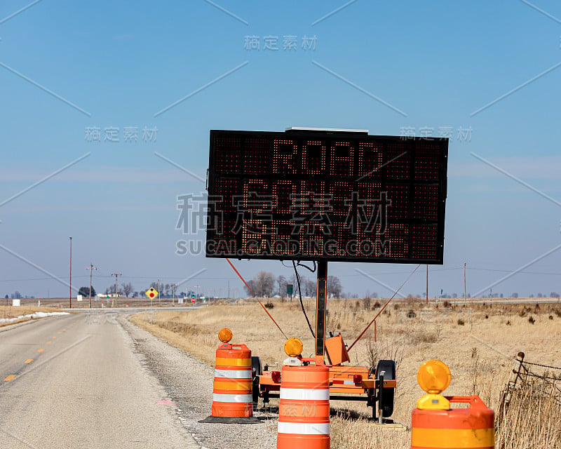 便携式太阳能交通信息显示板拖车与道路建设公告。道路施工季节、交通延误与安全的概念