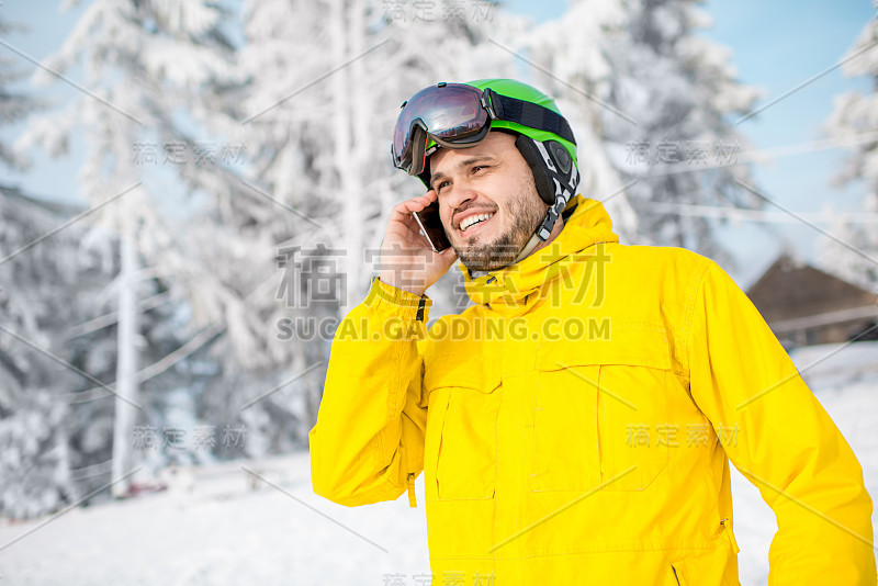 滑雪在说电话