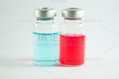 注射瓶中的红色和蓝色液体