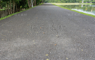 用柏油铺成的湖滨路