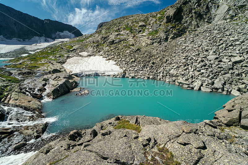 俄罗斯自然野生。美丽的风景，翠绿的湖在山上。湖水清澈碧绿。在阿尔泰共和国旅游。在俄罗斯旅游。西伯利亚