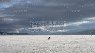 在温德米尔湖上滑冰