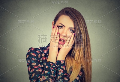 沮丧的压力女人用手捂着脸