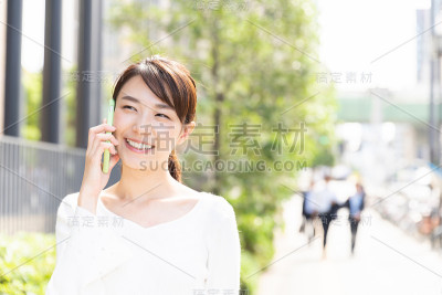 在电话中交谈的亚洲妇女