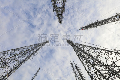 山上的无线电、电视和电话用电信天线。