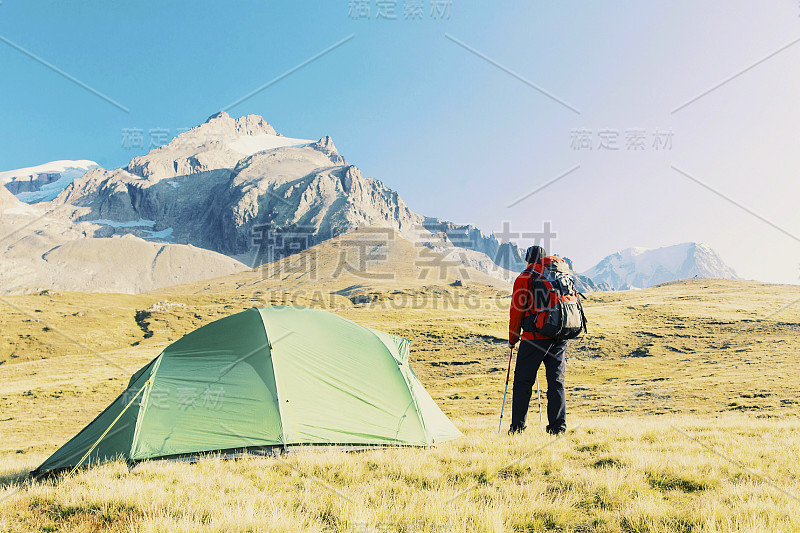 勃朗峰之旅是一个独特的徒步旅行，围绕勃朗峰大约200公里，可以在7到10天之间完成，途经意大利，瑞士