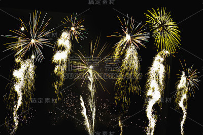 烟花在夜空中绽放