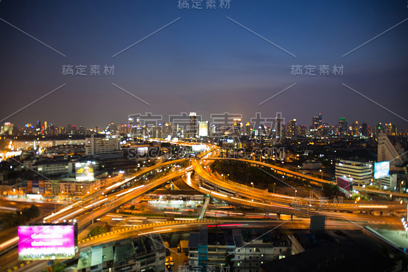 鸟瞰图城市高速公路互交天际线模糊散景灯光夜景