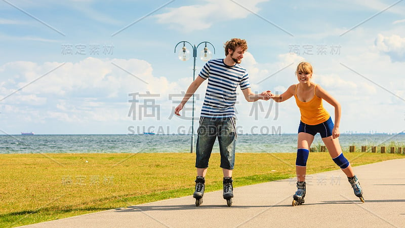 一对年轻夫妇在户外滑旱冰鞋