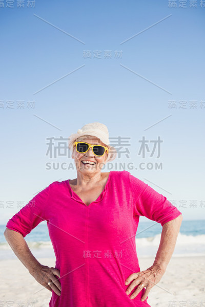 微笑的高级妇女肖像