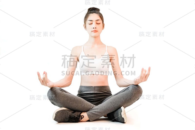 运动，年轻美丽的亚洲女人穿着白色背心，瑜伽在白色的背景