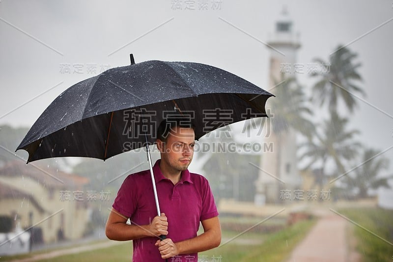 大雨中的人