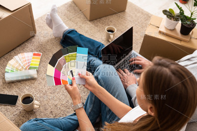 一对面目全非的夫妇搬进了新家