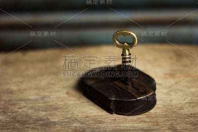 钥匙在锁