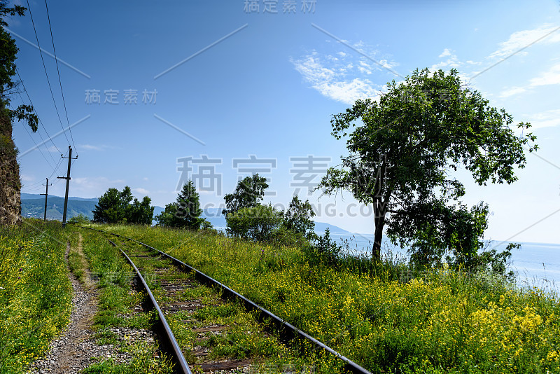 贝加尔湖沿岸的环贝加尔湖铁路。