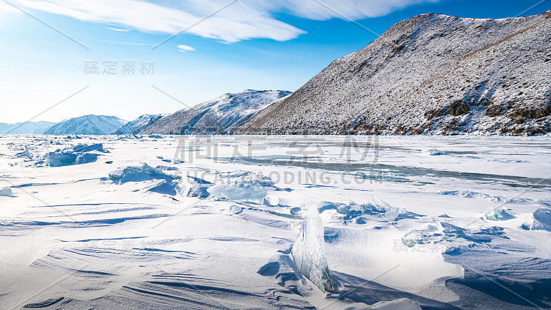 贝加尔湖海岸边白雪覆盖的小丘