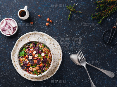 温荞麦和甜菜根沙拉