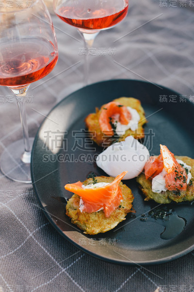 土豆煎饼配荷包蛋和野餐盘上的萨勒曼。