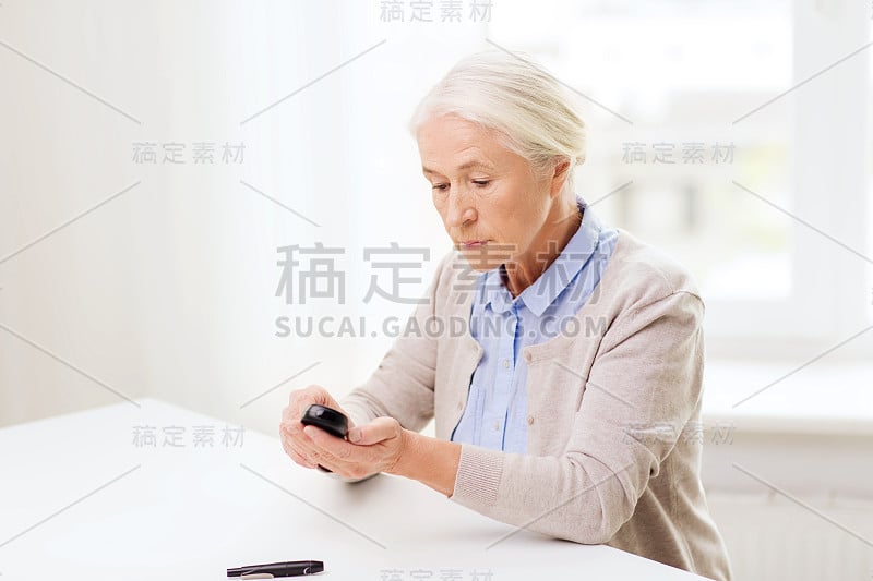 老年妇女用血糖仪检查血糖