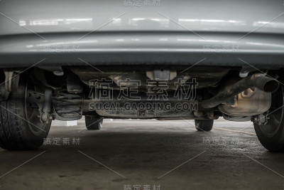 从地面上看汽车