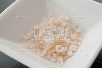 白色碗里的粉色岩盐
