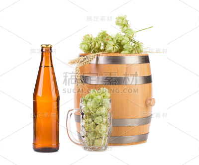 啤酒桶，啤酒杯和啤酒花。